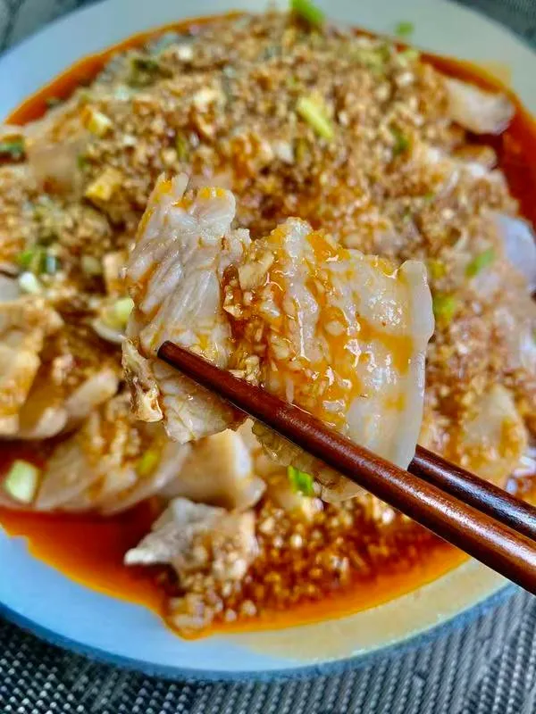 有时候，真的忍不住，搞一盘蒜泥白肉 蒜泥白肉在川菜中算是骨骼清奇的一道肉吧。单是蒜泥与盐调味即可，复杂点加些红油和醋，还基本上都配有莴笋丝或青瓜片。虽为肉且半肥